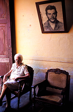 Woman in her apartment with portrait of Che Guevara, UNESCO World Heritage site, Trinidad, Region of Sancti Spiritus, Cuba, Central America