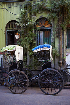 Rickshaw on the street, Kolkata (Calcutta), West Bengal, India, Asia 