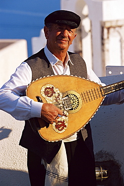 Greek musician, Oia, Santorini (Thira), Cyclades, Greek Islands, Greece, Europe