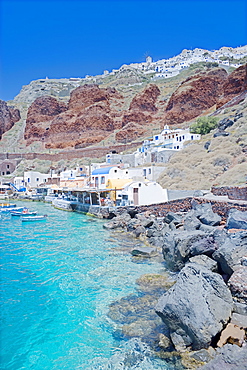 Ammoudi fishing village overlooked by Oia village on the cliff top above, Oia, Santorini, Cyclades Islands, Greek Islands, Greece, Europe