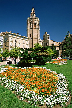 Gardens at the Plaza de la Reina and the Valencia Christian Cathedral in the background, Valencia, Spain, Europe