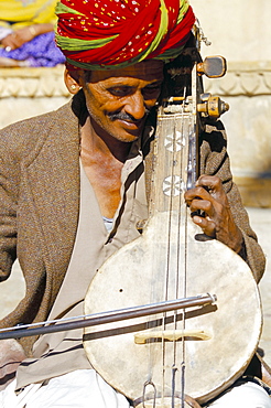 Rajasathani musician playing the kamayacha, Jaisalmer, Rajasthan state, India, Asia