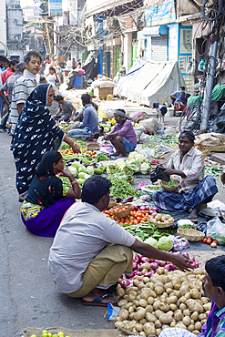 Sellers and buyers of fresh vegetables in street market in north central Kolkata (Calcutta), West Bengal, India, Asia