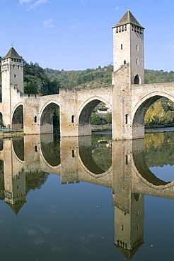 The fortified Valentre bridge dating from 14th century, town of Cahors, Quercy, Vallee du Lot (Lot Valley), Midi-Pyrenees, France, Europe