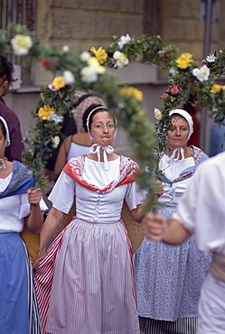 Group of dancers in the streets of the Old Town, Nice, Alpes Maritimes, Provence, France, Europe