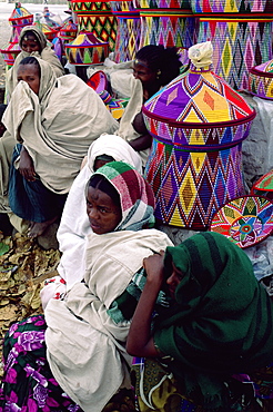 Women in basket-work market, Axoum (Axum) (Aksum), Tigre region, Ethiopia, Africa