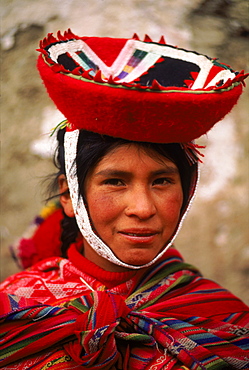 Local Indian woman in traditional dress, Urubamba Valley, Peru, 