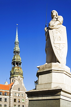 Statue of Roland and St Peter's church in the old town square, Riga, Latvia, Baltic States, Europe