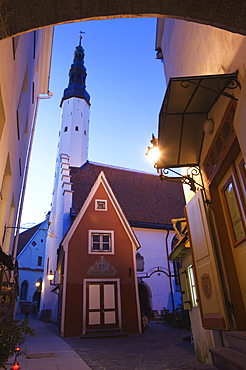 Looking to White Bread Passage and 14th century Gothic Holy Spirit Lutheran church, Old Town, UNESCO World Heritage Site, Tallinn, Estonia, Baltic States, Europe