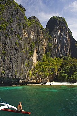 Island hopping by catamaran around coral fringe in clear waters, Bacuit Bay, El Nido Town, Palawan, Philippines, Southeast Asia, Asia