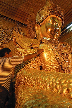 Worshippers at Maha Muni (Great Sage) Pagoda (Mahamuni Paya), Mandalay, Myanmar (Burma), Asia