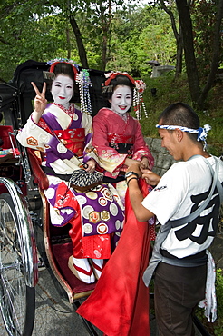 Geisha maiko (trainee geisha) in costume, Kyoto city, Honshu island, Japan, Asia