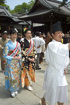 Traditional dress and procession for tea ceremony, Yasaka jinja shrine, Kyoto city, Honshu island, Japan, Asia