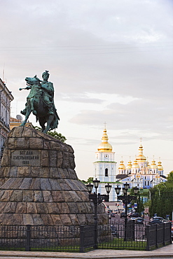 Bohdan Khmelnytsky statue, and St. Michaels Gold Domed Monastery, 2001 copy of 1108 original, Kiev, Ukraine, Europe