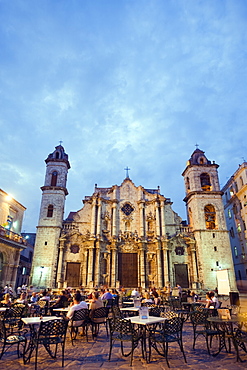 Outdoor dining, San Cristobal Cathedral, Plaza de la Catedral, Habana Vieja (Old Town), UNESCO World Heritage Site, Havana, Cuba, West Indies, Caribbean, Central America