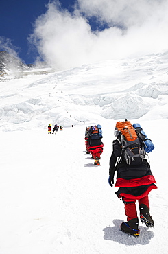 Climbers on the Lhotse Face at 7000m on Mount Everest, Solu Khumbu Everest Region, Sagarmatha National Park, UNESCO World Heritage Site, Nepal, Himalayas, Asia 