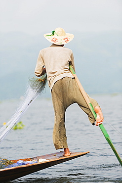 Intha fishermen, Inle Lake, Shan State, Myanmar (Burma), Asia