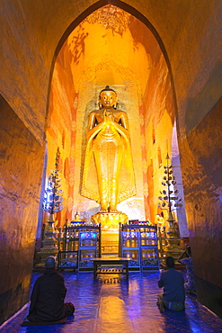 Buddha statue, Ananda temple, Bagan (Pagan), Myanmar (Burma), Asia