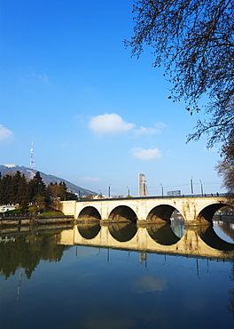 Arched bridge reflecting in Mtkvari River, Tbilisi, Georgia, Caucasus, Central Asia, Asia