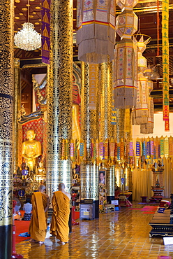 Monks at Wat Chedi Luang Worawihan temple, Chiang Mai, Thailand, Southeast Asia, Asia