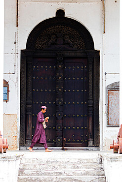 Boy walking in the old town, Stone Town, UNESCO World Heritage Site, Island of Zanzibar, Tanzania, East Africa, Africa