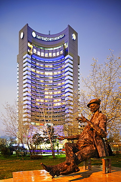 University Square, statue of a man reading a newspaper in front of Intercontinental Hotel, Bucharest, Romania, Europe