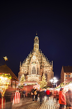 Nuremberg (Nurnberg) Christmas market in Market Square, Frauenkirche (Church of Our Lady), Nurnberg, Franconia, Bavaria, Germany, Europe