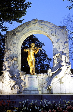 Statue of the composer Johann Strauss on the Strauss memorial at twilight, Stadtpark, Innere Stadt, Vienna, Austria, Europe