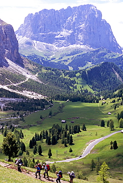 Hikers on Alta Via Dolomiti (Via Ferrata) trail and Gardena Pass below and Sassolungo range 3181m, Dolomites, Alto Adige, Italy, Europe