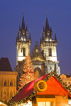 Christmas market at Staromestske (Old Town Square) with Gothic Tyn Cathedral, Stare Mesto (Old Town), UNESCO World Heritage Site, Prague, Czech Republic, Europe