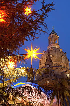 Christmas tree star decoration and Frauen Church at Christmas Market at twilight, Neumarkt, Innere Altstadt, Dresden, Saxony, Germany, Europe