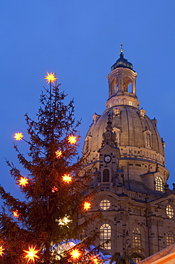 Christmas tree and Frauen Church at Christmas Market at twilight, Neumarkt, Innere Altstadt, Dresden, Saxony, Germany, Europe