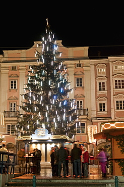 Christmas tree, Baroque building and stalls at Christmas Market, Hauptplatz, Linz, Oberosterreich (Upper Austria), Austria, Europe