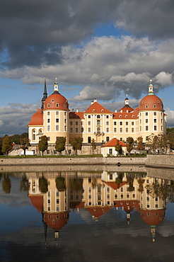 Baroque Moritzburg Castle and reflections in lake, Mortizburg, Sachsen, Germany, Europe