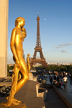 Statues of Palais de Chaillot and Eiffel Tower, Paris, France, Europe