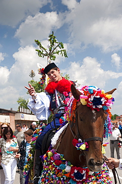 Man wearing Vlcnov folk dress during Ride of the Kings festival calling out verses supporting king, Vlcnov, Zlinsko, Czech Republic, Europe