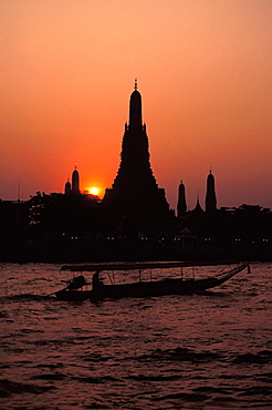 Silhouette of Wat Arun (Temple of the Dawn), at sunset, on banks of Chao Phraya River, Bangkok, Thailand, Southeast Asia, Asia