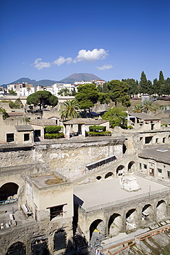 View over the Ecolano excavations with Mount Vesuvius in the background, Herculaneum, UNESCO World Heritage Site, Campania, Italy, Europe