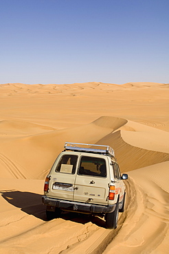 SUV on sand dunes, Erg Awbari, Sahara desert, Fezzan, Libya, North Africa, Africa