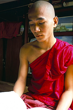 Buddhist monk, Mahagandayon Monastery, Amarapura, Mandalay Division, Myanmar (Burma), Asia