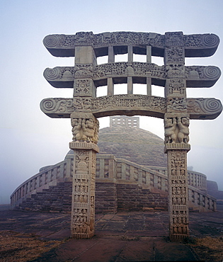 Gateway, Buddhist stupa, Sanchi, UNESCO World Heritage Site, Madhya Pradesh state, India, Asia