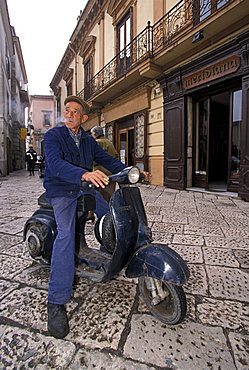 Giovanni de Rosa, horseshoer, Sant'agata De Goti, Campania, Italy