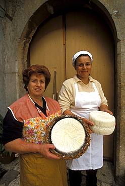 Alfonsina e Giuseppina from "Della Ratta" dairy, Sant'agata De Goti, Campania, Italy