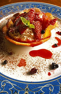 Small basket with strawberries and cream, Osteria Teatro Strabacco restaurant, Ancona, Marche, Italy.