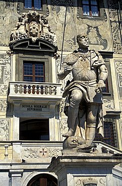 Cosimo I statue, Cavalieri palace, Pisa, Tuscany, Italy