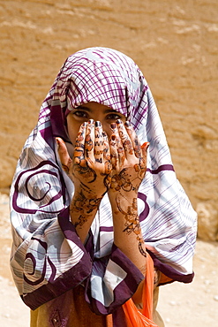 Decoration with henna, Al Hajjarain, Wadi Doan, Yemen, Middle East  