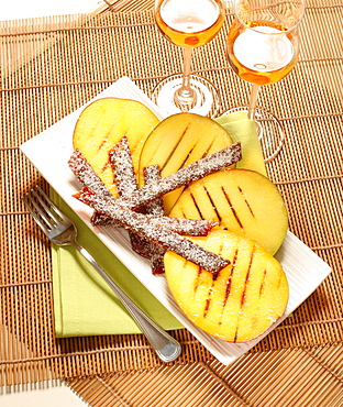 Mango grigliato con zucchero caramellato e cocco, grilled mango fruit with caramel and coconut