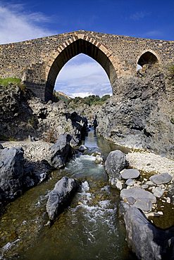 Ponte dei Saraceni bridge, Adrano, Catania, Sicily, Italy, Europe