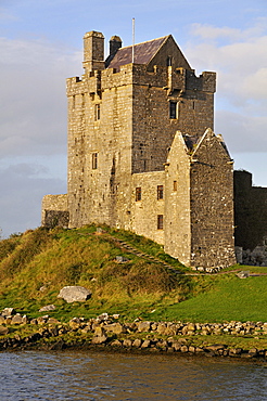 Dunguaire Castle near Kinvarra, Galway Bay, County Galway, Republic of Ireland, Europe