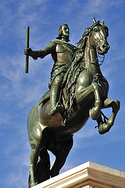 Statue of Phillip IV, Plaza de Oriente, Madrid, Spain, Europe